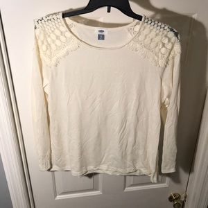 DELICATE WHITE BLOUSE W LACE DETAIL